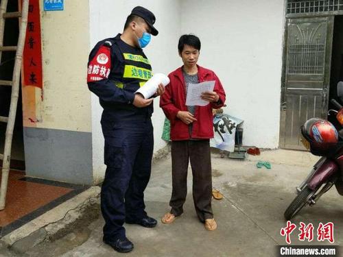 中國僑網(wǎng)圖為民警向邊境群眾宣講疫情輸入防控相關(guān)知識,。 蔡錚 攝