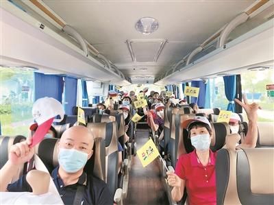 中國僑網(wǎng)參加首團(tuán)的市民在車內(nèi)間隔落座,非常高興。