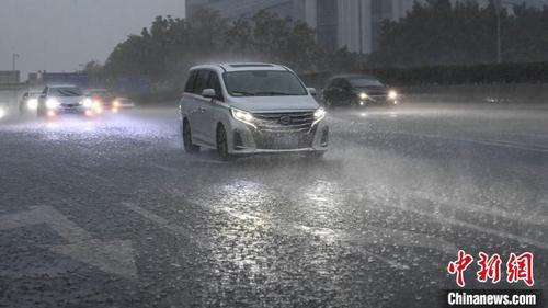 中國僑網(wǎng)廣州近期強對流天氣多發(fā),,圖為暴雨下的廣州街道,。 陳驥旻 攝