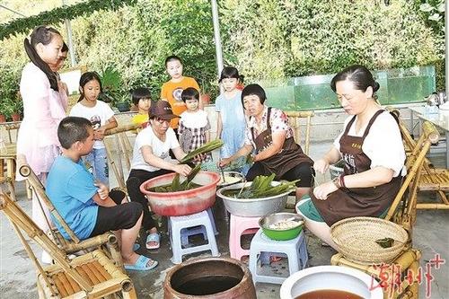 中國僑網(wǎng)昨天(21日)上午,在“網(wǎng)絡(luò)中國節(jié)·端午”網(wǎng)絡(luò)直播活動上,,叫水坑村村民和小孩一起包粽子,,了解端午節(jié)傳統(tǒng)民俗,體驗鄉(xiāng)村生活之美,。 本報記者 陳宏文 攝