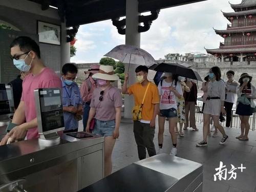 中國僑網(wǎng)廣濟橋依然是游客到潮州的熱門選擇,。