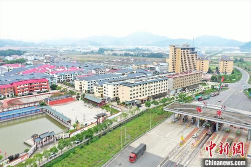 中國(guó)僑網(wǎng)圖為高空俯瞰柏洋村,?!⒍吮?供圖