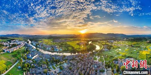 中國僑網(wǎng)7月6日,,航拍位于江西省吉安市青原區(qū)文陂鎮(zhèn)渼陂古村旁的荷花基地,?!±钚∶鳌z