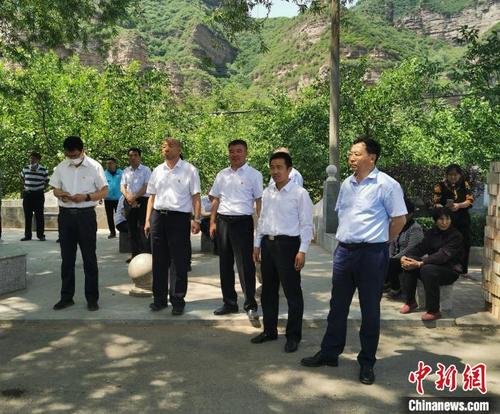 中國僑網(wǎng)山西省直駐左權(quán)幫扶大隊(duì)在麻田鎮(zhèn)澤城村調(diào)研。(尚繼忠 攝)