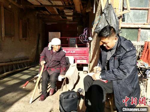中國僑網(wǎng)圖為“第一書記”王瑞走訪貧困戶,。(資料圖)青海省自然資源廳 供圖