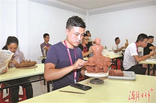 中國僑網(wǎng)圖為參賽選手正在進(jìn)行泥塑創(chuàng)作。 本報記者 陳宏文 攝