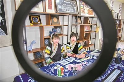 中國僑網(wǎng)手藝人向網(wǎng)友展示織金蠟染的技藝,。