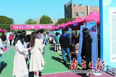 中國(guó)僑網(wǎng)潮州組織陶瓷企業(yè)到江西景德鎮(zhèn)招納人才,,受到畢業(yè)生歡迎,。 洪禮慧 攝