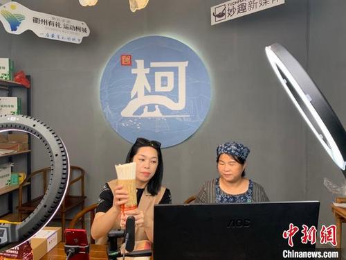 中國僑網(wǎng)柯城“村播學(xué)院”直播間,?!」溻暋z