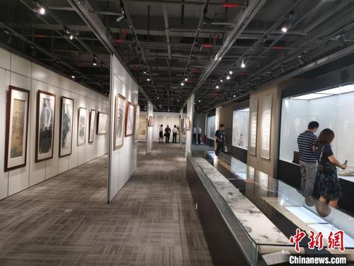 中國僑網(wǎng)嶺南文化藝術(shù)館開館暨“嶺南·高度”主題藏品展8月28日開展,,活動展出廣東省嶺南文化藝術(shù)促進基金會收藏的100多件嶺南文化藝術(shù)精品,?!⊥跞A 攝