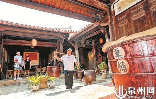 中國(guó)僑網(wǎng)“紅色糧倉(cāng)”講解員曾火炎向參觀者展示農(nóng)具