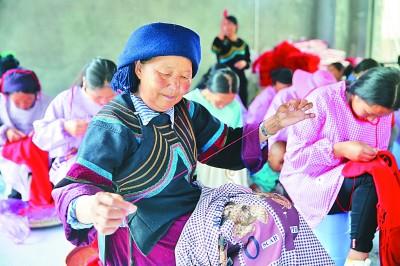 中國(guó)僑網(wǎng) 8月29日,,涼山州照覺(jué)縣易地搬遷集中安置點(diǎn),,彝族群眾在家門口學(xué)習(xí)彝繡技藝。本報(bào)記者郭俊鋒攝/光明圖片