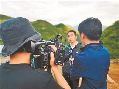 中國(guó)僑網(wǎng)金陽(yáng)縣委常委、副縣長(zhǎng)南策炳在接受采訪,。