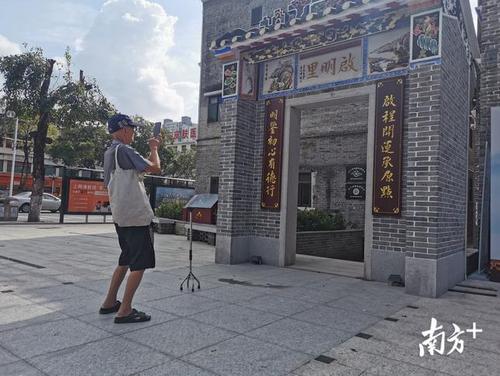 中國僑網(wǎng)啟明里里門吸引市民拍照。