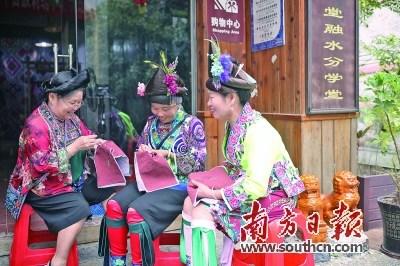 中國僑網(wǎng)如今,在柳州市融水縣,,不少苗族婦女通過苗繡等苗藝技能脫貧致富,。