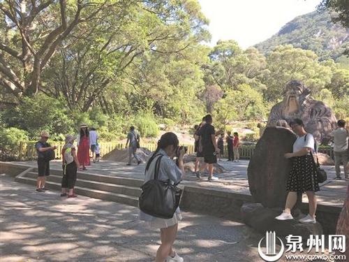 中國僑網(wǎng)隨著跨省團(tuán)隊游的恢復(fù),,不少外地游客來泉游玩。