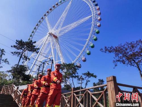 中國僑網(wǎng)為了確保景區(qū)安全, 15名指戰(zhàn)員兵分兩路,,在做好宣傳的同時也對景區(qū)進(jìn)行全面的巡護(hù),。漳州市森林消防大隊供圖