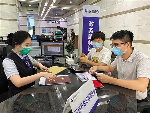 中國僑網(wǎng)江門市民在銀行政銀服務(wù)區(qū)內(nèi)辦理業(yè)務(wù)。 (江門市市場(chǎng)監(jiān)督管理局供圖)