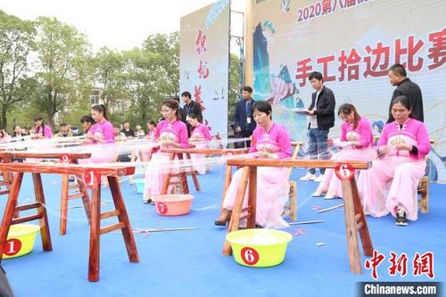 中國僑網(wǎng)現(xiàn)場開展的漁網(wǎng)手工編織比賽,。 汪圓圓 攝