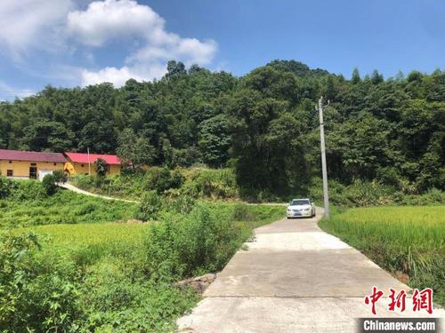 中國(guó)僑網(wǎng)北山村實(shí)現(xiàn)了通村通組公路100%硬化,,入戶路硬化率達(dá)95%以上。洲湖鎮(zhèn)供圖