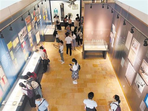 中國(guó)僑網(wǎng)升級(jí)改造后的銀信博物館,吸引不少市民游客前來(lái)參觀學(xué)習(xí),。
