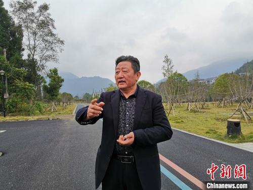 中國(guó)僑網(wǎng)圖為63歲的徐萬年,?!埇摗z