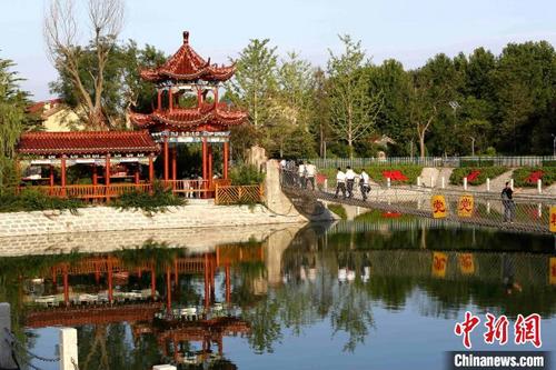 中國(guó)僑網(wǎng)資料圖,。圖為山東高密松興屯村“小西湖”里的涼亭和連心橋?!∩骋?jiàn)龍 攝