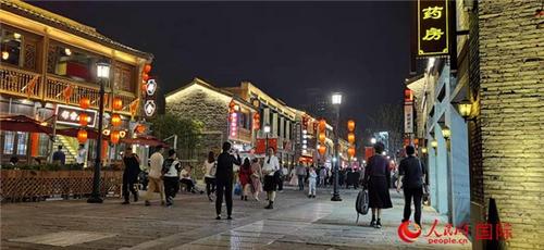 中國僑網(wǎng)夜晚的古街熱鬧非凡,。鄧潔攝