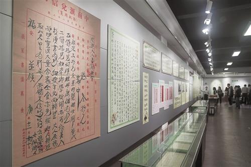 中國僑網(wǎng)汕頭僑批文物館館藏近12萬件僑批 羊城晚報(bào)記者 宋金峪 攝