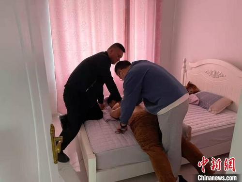 中國(guó)僑網(wǎng)警方抓獲犯罪嫌疑人。云和警方 供圖