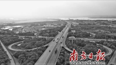 中國(guó)僑網(wǎng) 佛山一環(huán)西拓北環(huán)段加快推進(jìn)舊路改造提升工程,。圖為佛山一環(huán)西拓北環(huán)段石湖洲立交段,。林洛峰 攝