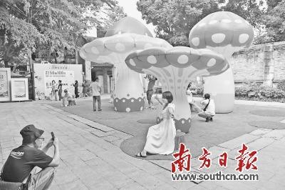中國僑網(wǎng)節(jié)假日期間的嶺南天地成為游客們休閑體驗的好去處。南方日報記者 戴嘉信 攝