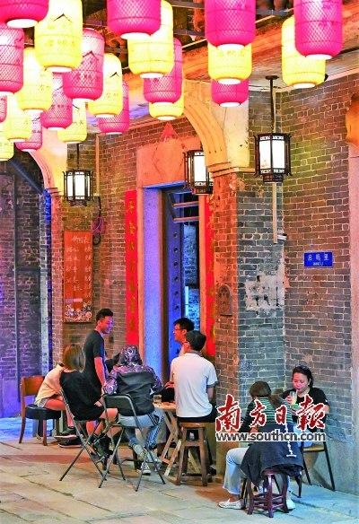 中國僑網(wǎng)啟明里是江門城區(qū)十三個百年華僑古村落之一,,街巷修整如舊,人群紛至沓來,,為老街區(qū)帶來了新活力。南方日報記者 楊興樂 攝