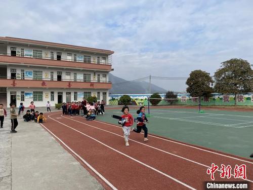 中國(guó)僑網(wǎng)雙寨村孩子們正在操場(chǎng)上體育課 蔡敏婕 攝