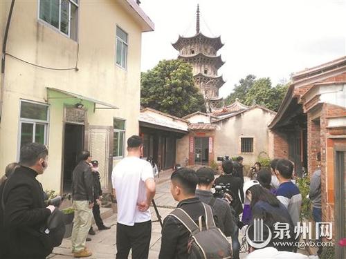 中國僑網(wǎng)在古城深巷,,媒體記者探訪泉州千年歷史。