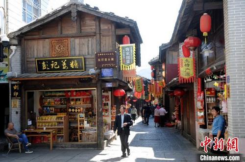 中國僑網(wǎng)始建于唐代的店頭街是長汀最具盛名的古街,南北走向全長466米,,街面寬約3米,,是古汀州城最早的商業(yè)街區(qū)?!埥鸫āz