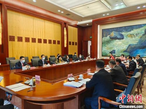 中國僑網(wǎng)圖為云南省政協(xié)委員在分組會議上發(fā)言,?!№n帥南 攝