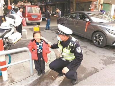 中國(guó)僑網(wǎng)民警在安撫女孩的情緒,。