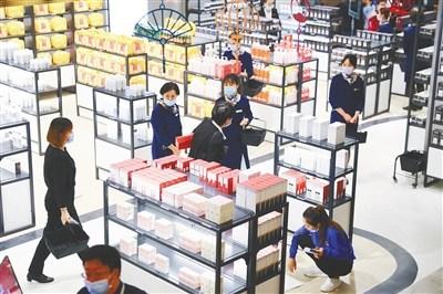 中國(guó)僑網(wǎng)海控全球精品(??冢┟舛惓且黄?1月31日,在位于??谌赵聫V場(chǎng)的??厝蚓罚ê?冢┟舛惓?,消費(fèi)者選購(gòu)免稅商品,。(海南日?qǐng)?bào)記者/張茂 攝)