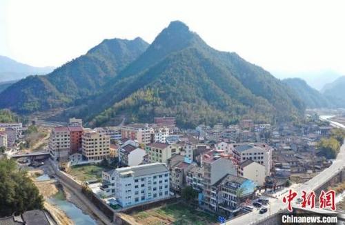 中國僑網(wǎng)圖為:航拍仁莊鎮(zhèn)仁莊村。王剛攝