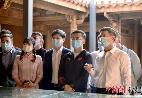 中國僑網(wǎng)2月16日,晉江市委、市政府邀請晉江18家企業(yè)實地參觀考察中國傳統(tǒng)村落梧林,。(晉江宣傳部供圖)
