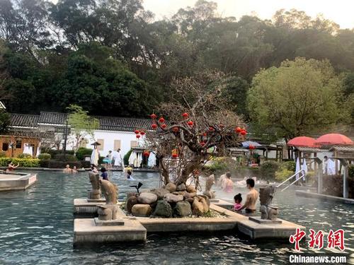 中國(guó)僑網(wǎng)位于福建省福州市鼓樓區(qū)龍腰之地的源脈溫泉園內(nèi),游客們縱情“泡湯”,?!∪~秋云 攝