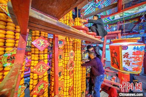 中國(guó)僑網(wǎng)在荔城區(qū)黃石鎮(zhèn)江東村,,游客在非遺傳承人的引導(dǎo)下,體驗(yàn)壘“桔塔”的民俗,?!〔剃?攝