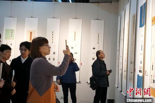 中國僑網(wǎng)3月8日,,“福建省首屆婦女書法篆刻刻字邀請展”在福建省畫院舉行?!∪~秋云 攝
