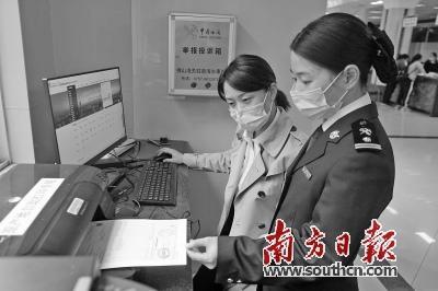 中國僑網佛山海關關員為報關企業(yè)答疑解惑。