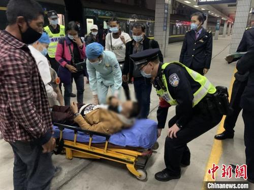 中國僑網(wǎng)旅客車上突發(fā)癲癇 佛山鐵警緊急救援 溫桐 攝