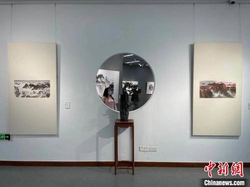 中國僑網(wǎng)“野曠天遙”許欽松藝術(shù)空間落戶天河公園山水畫展現(xiàn)場一角,?!⊥鯃?jiān) 攝