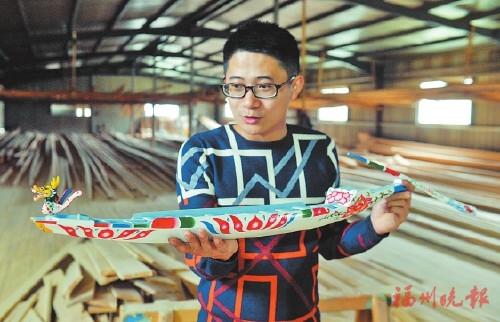 中國僑網(wǎng) 方劍偉展示將寄往美國的龍舟模型,,它按福州龍舟造型制作,。