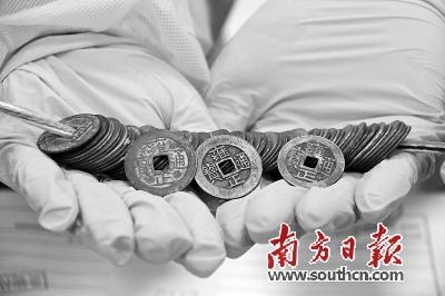 中國僑網(wǎng) 海關關員查獲一批“雍正通寶”,。 廣州海關供圖