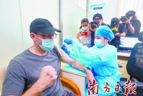 中國僑網(wǎng)香港大學(xué)深圳醫(yī)院為相關(guān)人士接種新冠疫苗,。 南方日報記者 朱洪波 攝